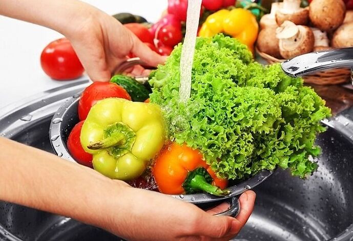 zöldségek és gyógynövények mosása a parazitafertőzés megelőzése érdekében