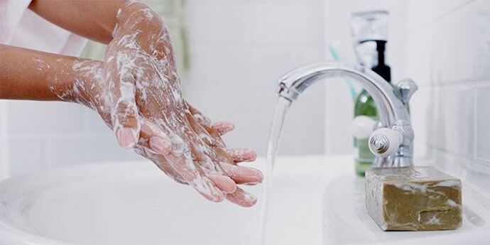 kézmosás szappannal a férgek megelőzése érdekében